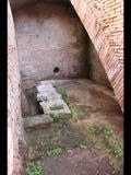 03171 ostia - regio i - insula xii - caseggiato dei triclini (i,xii,1) - hof - porticus - ostseite - raum li der treppe - latrine - 01-2024.jpg